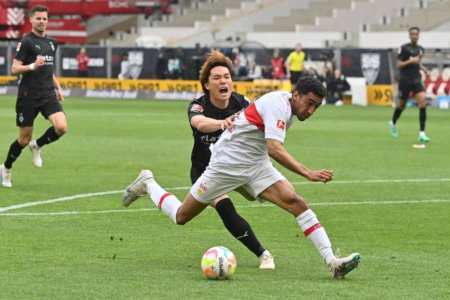 Der entscheidende Moment: Itakura (schwarzes Trikot) reißt Tomas zu Boden