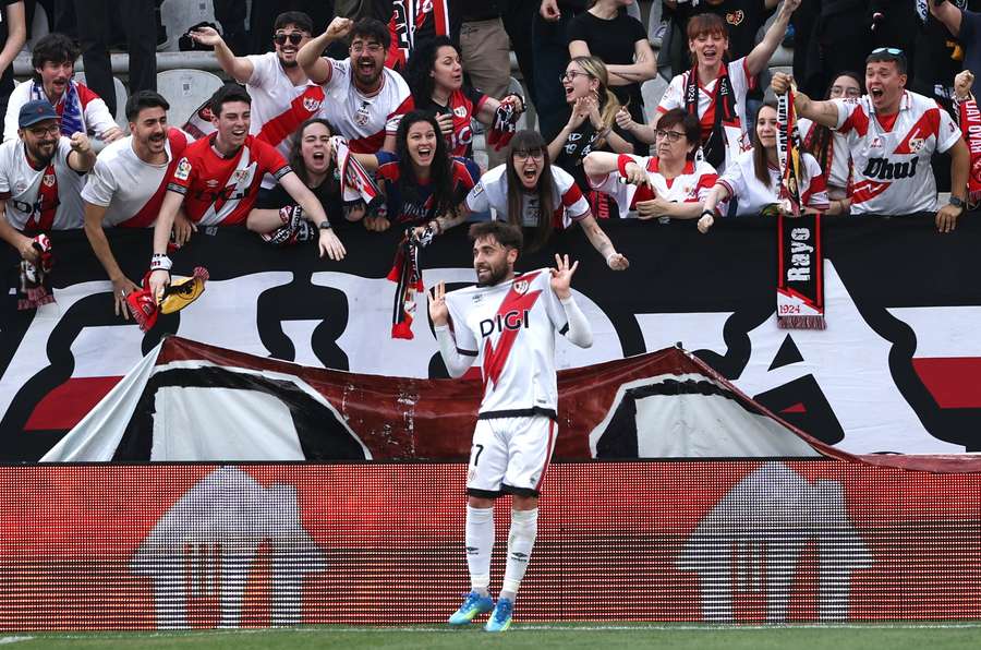 Unai López celebra el segundo gol del Rayo al AEK