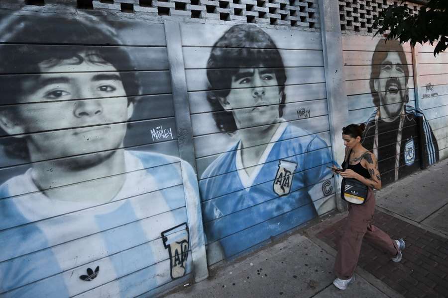 Maradona raffigurato su alcuni murales