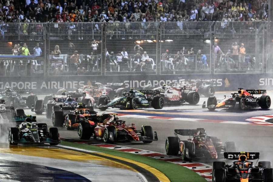 Sergio Perez z Red Bulla prowadzi w deszczu na starcie Grand Prix Singapuru rok temu