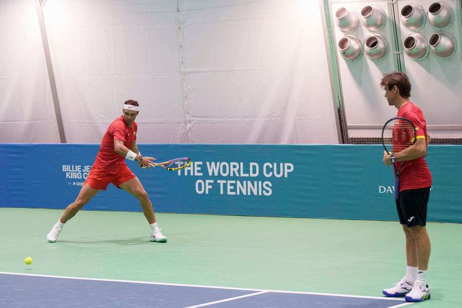 Rafa Nadal, entrenando ante la mirada de David Ferrer