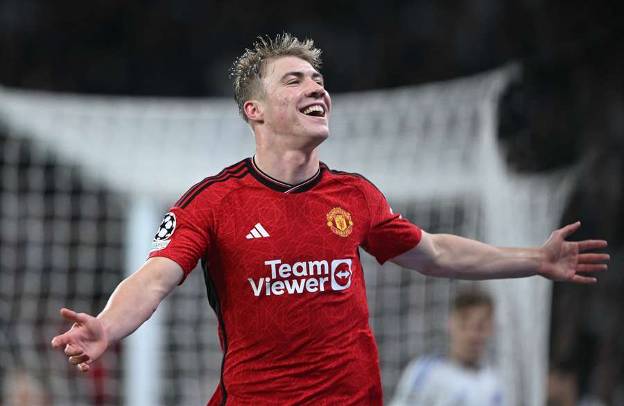 El delantero danés del Manchester United #11 Rasmus Hojlund celebra tras marcar