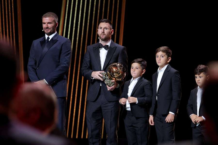 Messi mit seinen Söhnen und Beckham bei der Gala des Ballon d'Or 2023