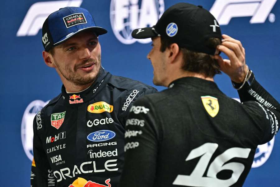Max Verstappen parla con Charles Leclerc dopo aver conquistato la pole a Singapore Max Verstappen parla con Charles Leclerc dopo aver conquistato la pole a Singapore