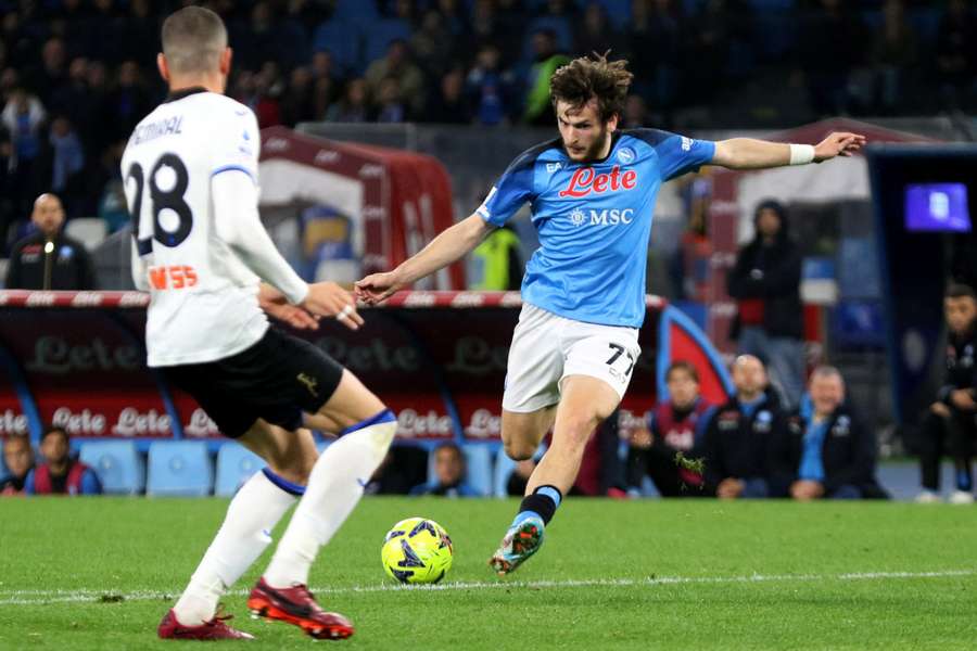 Khvicha Kvaratskhelia maakt de 1-0 voor Napoli tegen Atalanta Bergamo