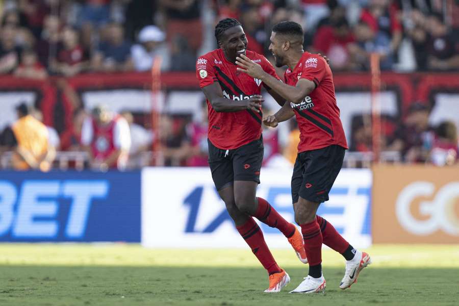 Hurtado (à esquerda) chegou ao segundo gol com a camisa atleticana