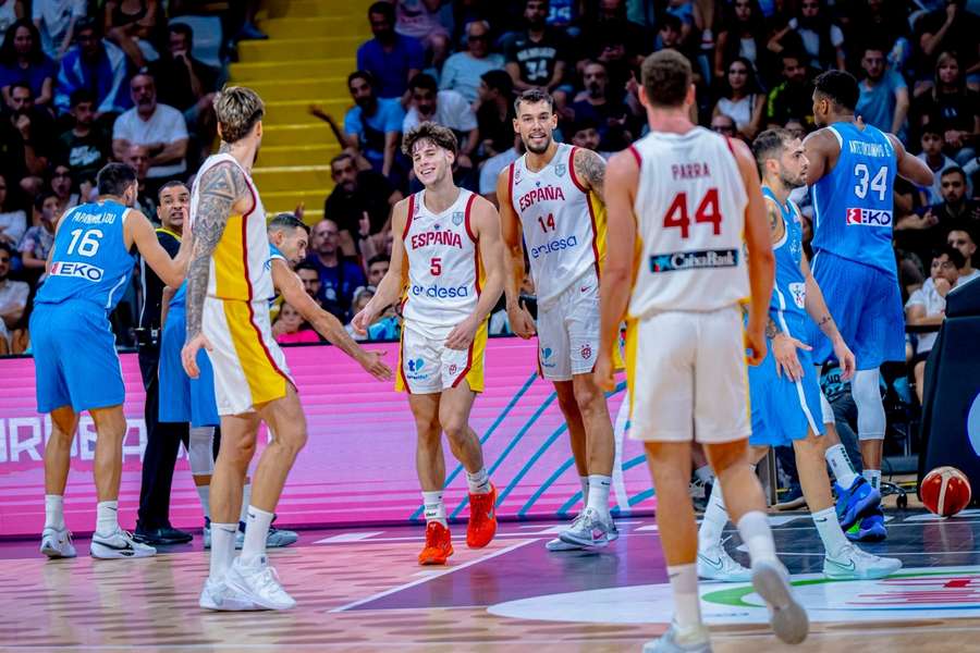 Mario Saint-Supéry, con Willy y Juancho Hernangómez, durante el España-Grecia