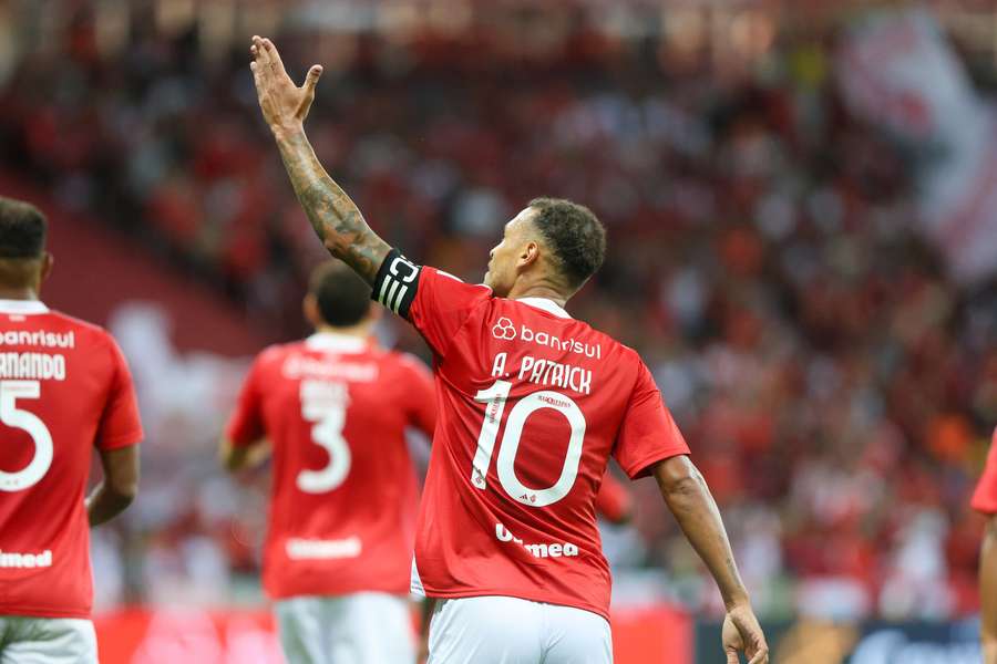 Alan Patrick mostrou sua habilidade característica em bela atuação contra o Cruzeiro