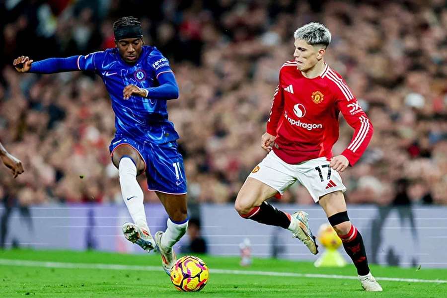 Madueke z Chelsea (vlevo) a Garnacho z Manchesteru United v souboji o míč.