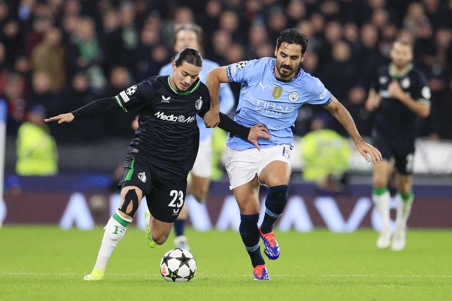 Anis Hadj Moussa, del Feyenoord, e Ilkay Gundogan, del Manchester City, durante el partido.