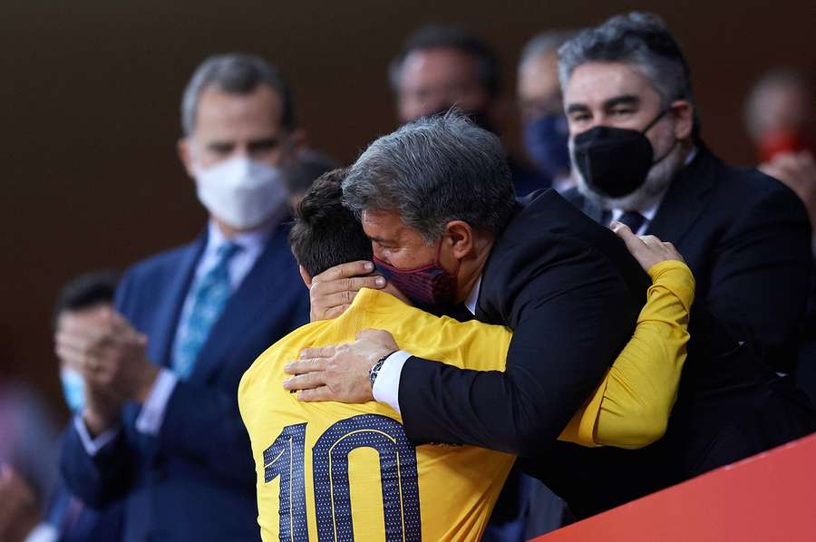 Joan Laporta îl îmbrățișează pe Leo Messi la finalul unui joc disputat de Barcelona 