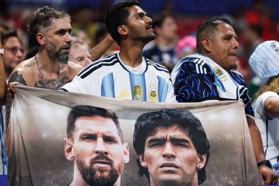 Messi e Maradona, ídolos argentinos no Olimpo do futebol Messi e Maradona, ídolos argentinos no Olimpo do futebol