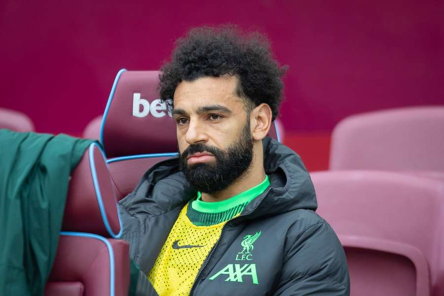 Een ongelukkig kijkende Liverpool-aanvaller Mohamed Salah op de bank tijdens de Premier League-wedstrijd tegen West Ham.