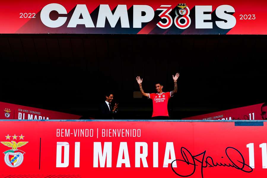 Di María został zaprezentowany przed stadionem Luz