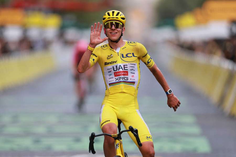Tadej Pogacar feiert die Einfahrt zu seinem 5. Titel in Paris. Tadej Pogacar feiert die Einfahrt zu seinem 5. Titel in Paris.