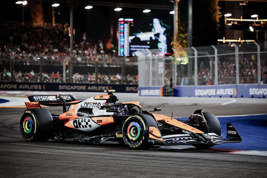 Lando Norris aan de leiding in het kunstlicht bij de avondwedstrijd in Singapore