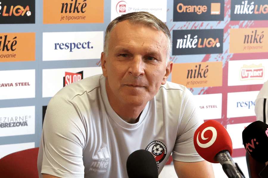 Hlavný tréner FK Železiarne Podbrezová Roman Skuhravý odpovedá na otázky novinárov počas tlačovej konferencie.
