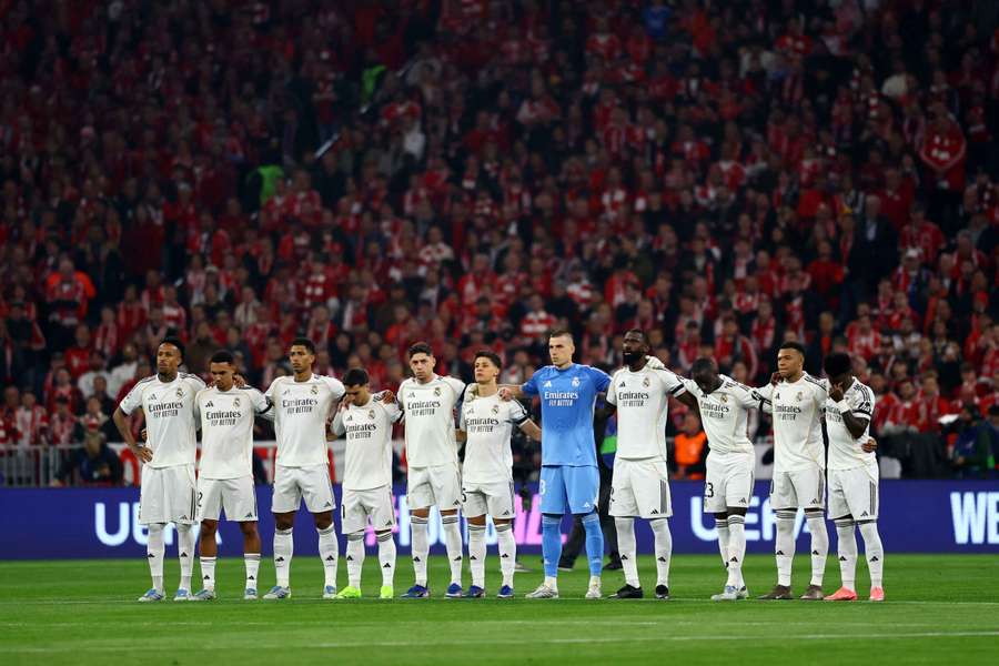 A equipa do Real Madrid durante o hino da Liga dos Campeões