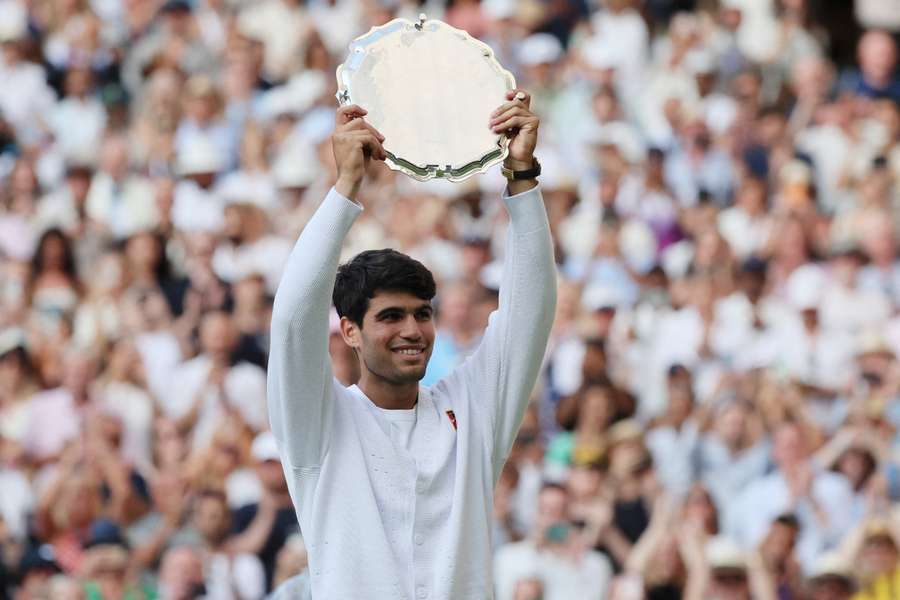 Carlos Alcaraz levanta el trofeo que le acredita como subcampeón de Wimbledon