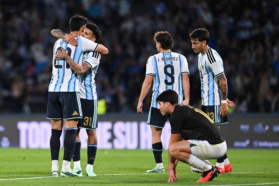 Argentinien lässt Bolivien im ersten Spiel ohne Messi keine Chance Argentinien lässt Bolivien im ersten Spiel ohne Messi keine Chance