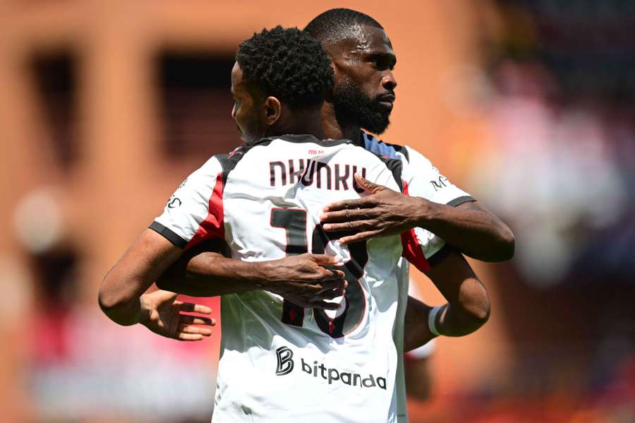 Christopher Nkunku abbraccia Tomori dopo il gol dello 0-1