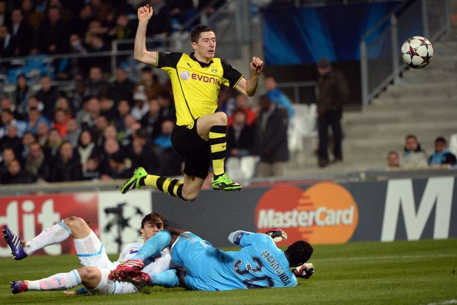 Lewandowski bate a Mandanda en un partido de Champions con el Dortmund en 2013