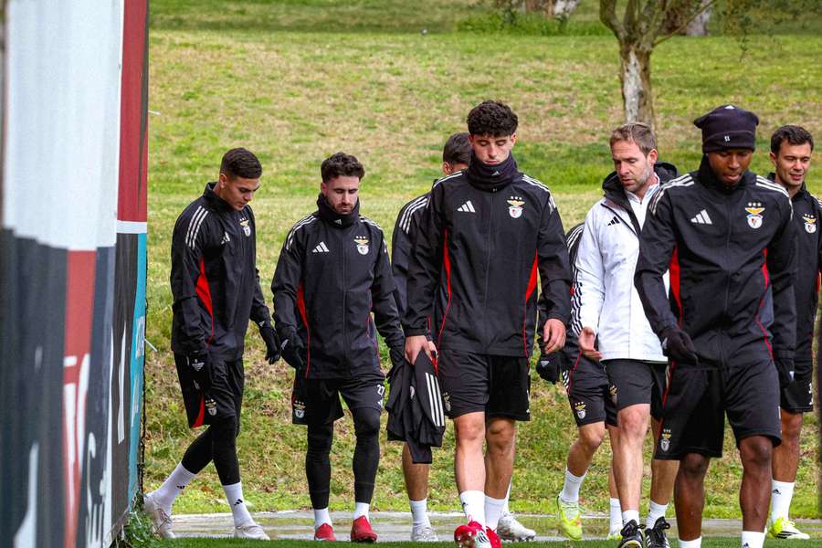 Centenas de adeptos do Benfica pediram satisfações no Seixal