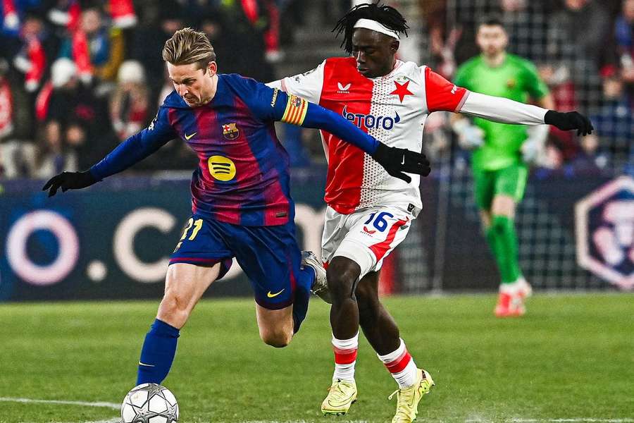 Slávistický záložník David Moses (vpravo) v souboji s Frenkiem de Jongem z Barcelony.