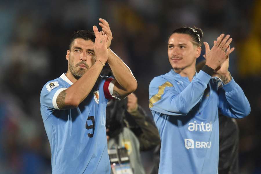 Uruguay's forward Luis Suarez (L) and Uruguay's forward Darwin Nunez