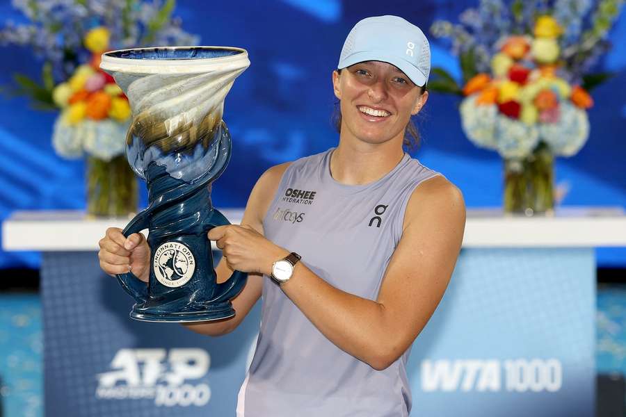 Iga Šwiateková s trofejí pro šampionku Cincinnati Open.