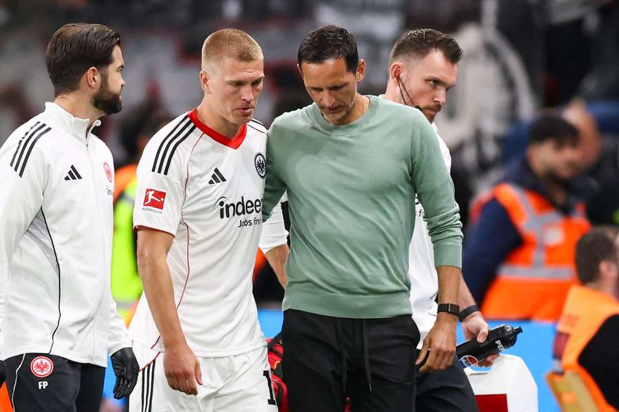 Rasmus Kristensen in talks with coach Dino Toppmöller during the game against Bayer Leverkusen where he suffered a thigh-injury