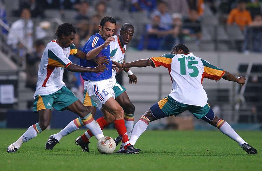 Youri Djorkaeff au duel avec Salif Diao, Aliou Cissé et Khalilou Fadiga lors du match d'ouverture de la Coupe du monde 2002 entre la France et le Sénégal, remporté 1-0 par les Lions de la Teranga à Séoul. Youri Djorkaeff au duel avec Salif Diao, Aliou Cissé et Khalilou Fadiga lors du match d'ouverture de la Coupe du monde 2002 entre la France et le Sénégal, remporté 1-0 par les Lions de la Teranga à Séoul.