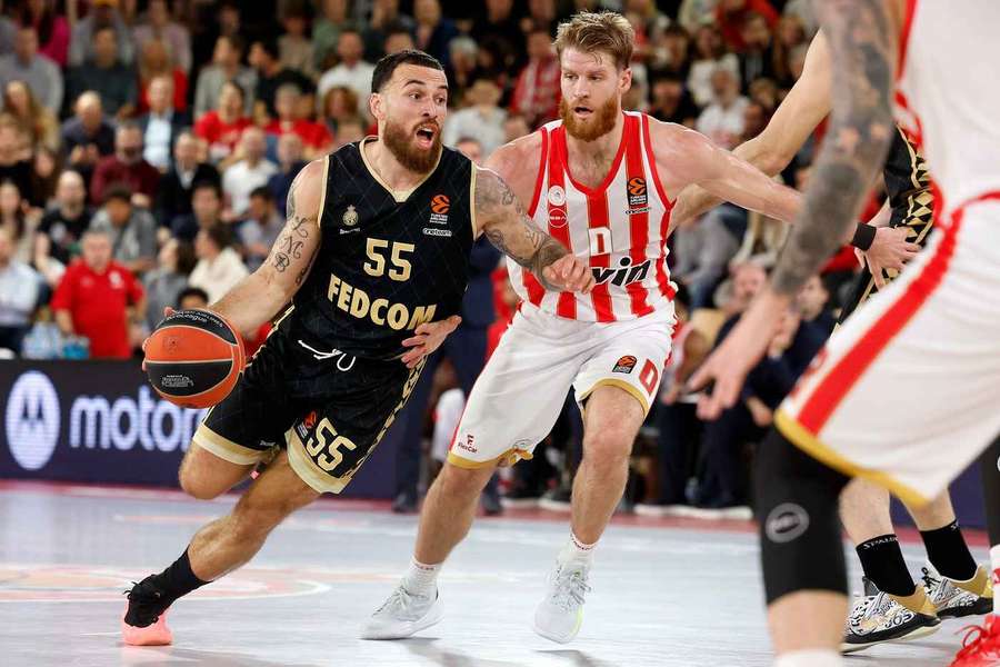 Mike James au duel avec Thomas Walkup.