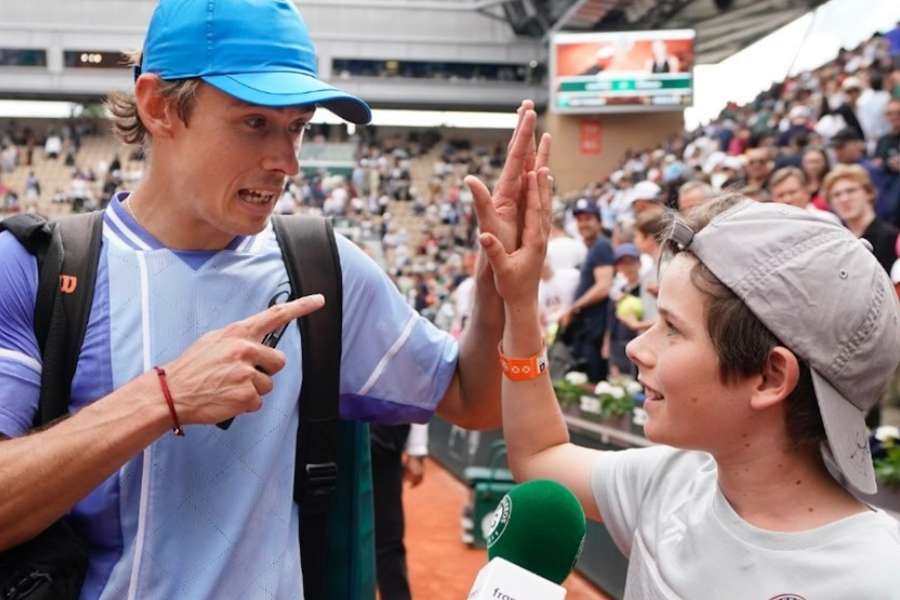 Alex De Minaur a jeho nový fanúšik Paul.