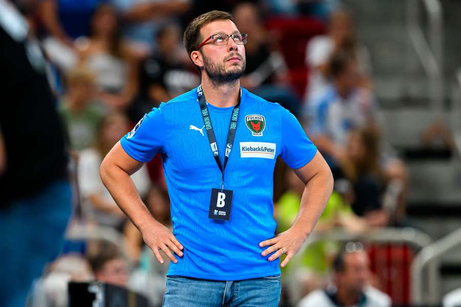 Jaron Siewert im Jahr 2024 an der Seitenlinie der Füchse