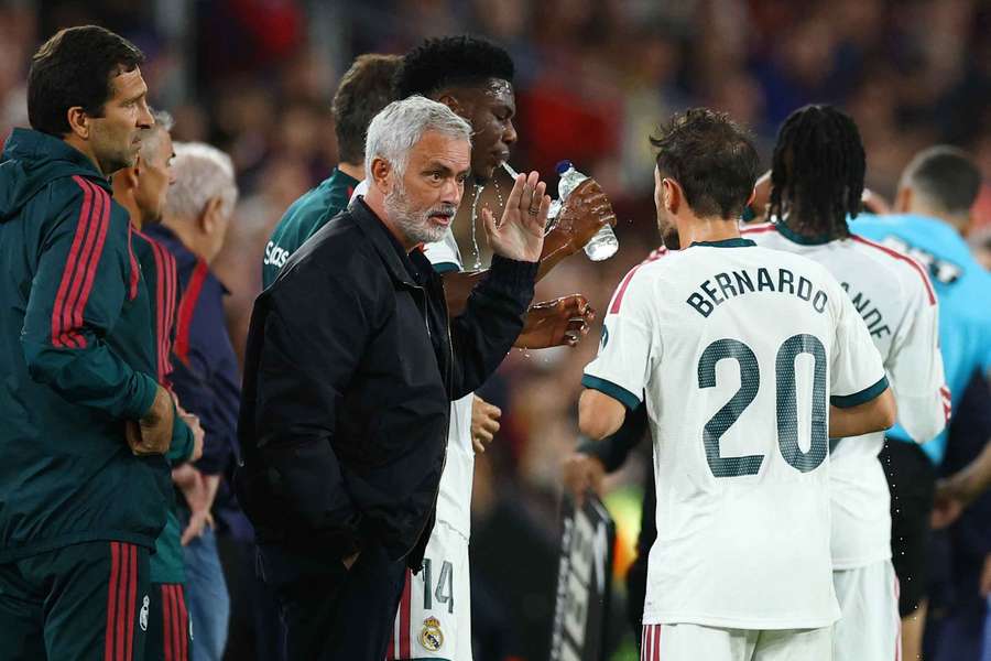 José Mourinho da órdenes a Bernardo Silva José Mourinho da órdenes a Bernardo Silva