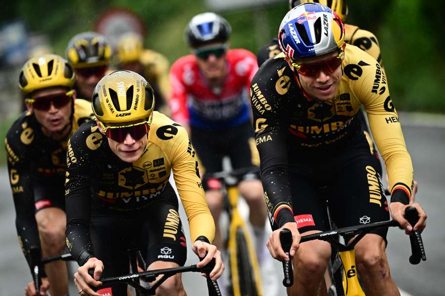 Jumbo-Vismas belgiske rytter Wout Van Aert (højre) og Jumbo-Vismas danske kaptajn Jonas Vingegaard. 