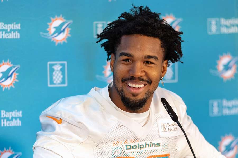 Dolphins receiver Waddle tijdens een persconferentie vorig seizoen