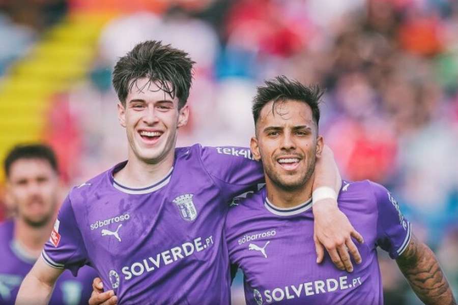 Luisinho festeja após assistência a Zalazar Luisinho festeja após assistência a Zalazar
