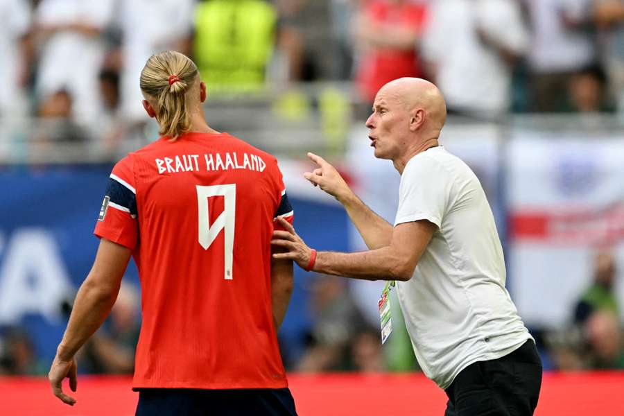 Stale Solbakken give instructions to striker Erling Haaland during the World Cup