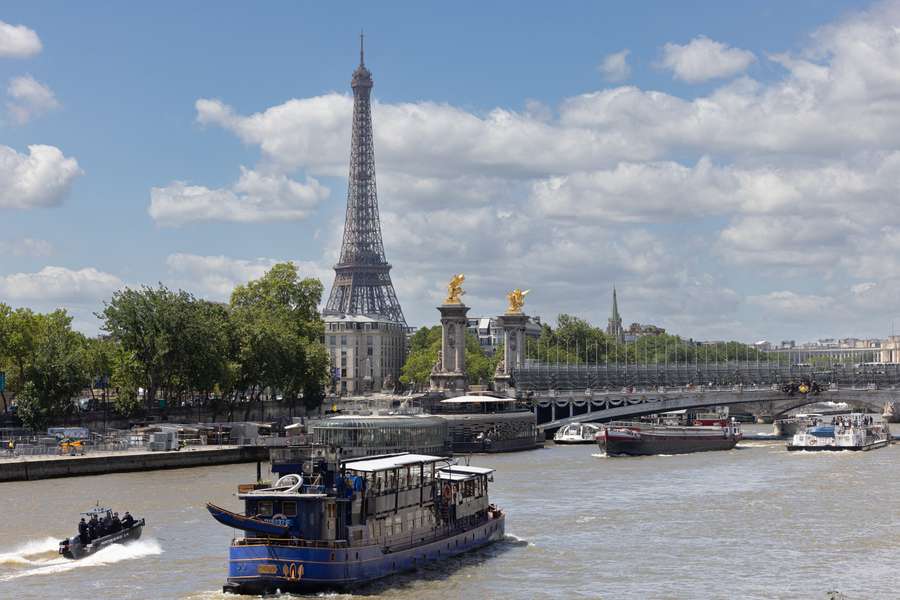 De Seine met de Eifeltoren op de achtergronf