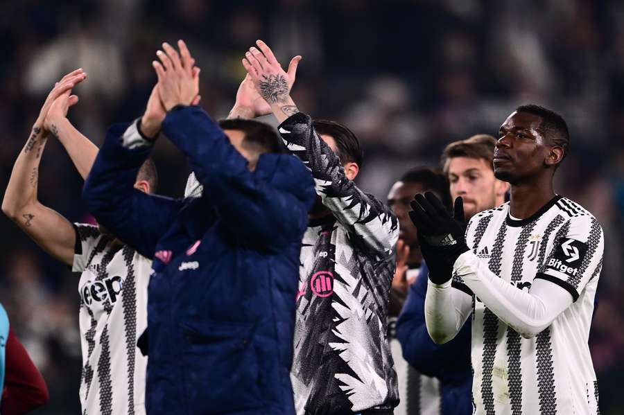 I calciatori della Juve celebrando con i propri tifosi la vittoria nel derby
