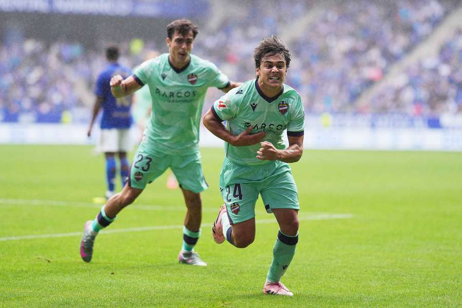 Carlos Alvarez esulta per lo 0-1
