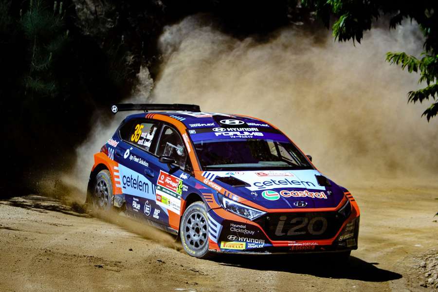 Kris Meeke marca presença na prova