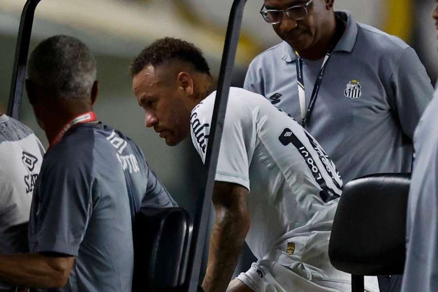 Neymar saiu no primeiro tempo de Santos x Atlético-MG