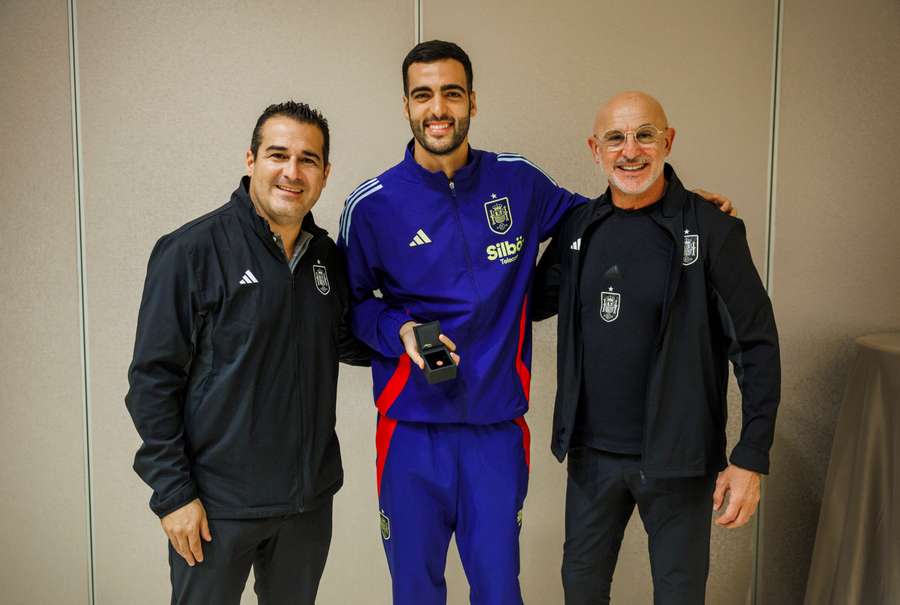 Mikel Merino, con su insignia