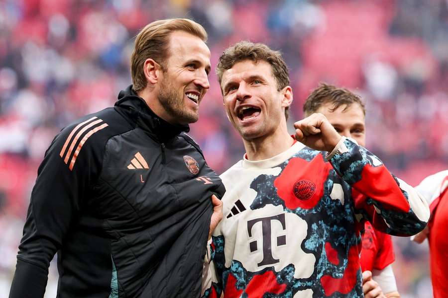 Kane a Müller z Bayernu Mníchov oslavujú majstrovský titul.