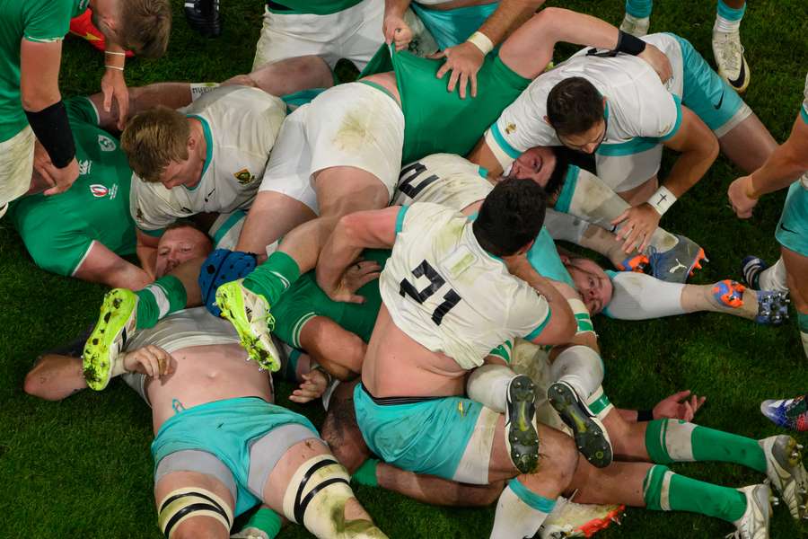 South Africa's lock RG Snyman (L) looks up to South Africa's openside flanker Pieter-Steph du Toit