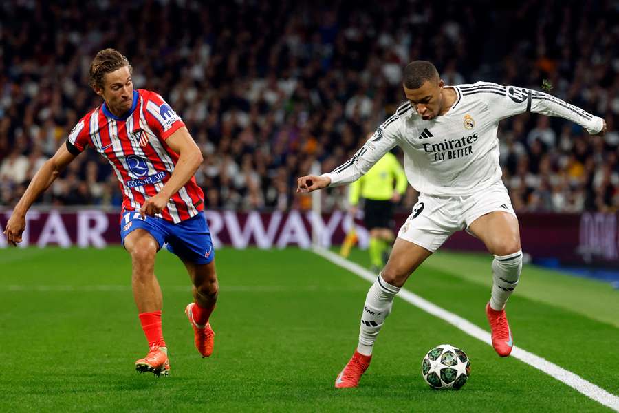 Marcos Llorente intenta frenar a Mbappé