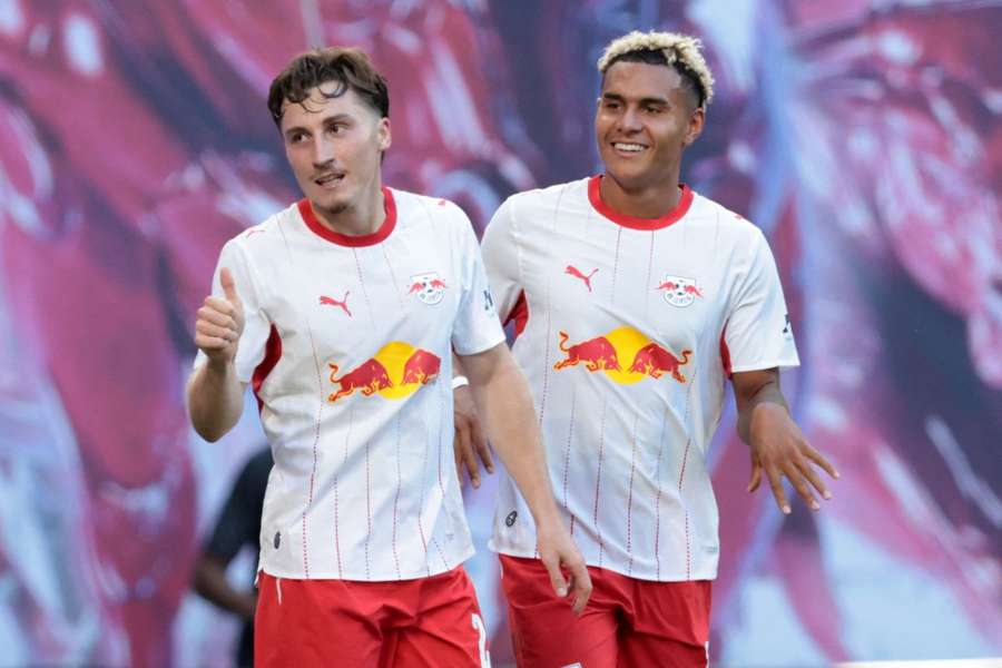 Reitz (l.) mit seinem neuen Teamkollegen Antonio Nusa (r.) Reitz (l.) mit seinem neuen Teamkollegen Antonio Nusa (r.)